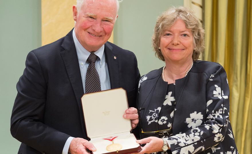 His Excellency the Right Honourable David Johnston and Katherine Lippel holding Gold Medal