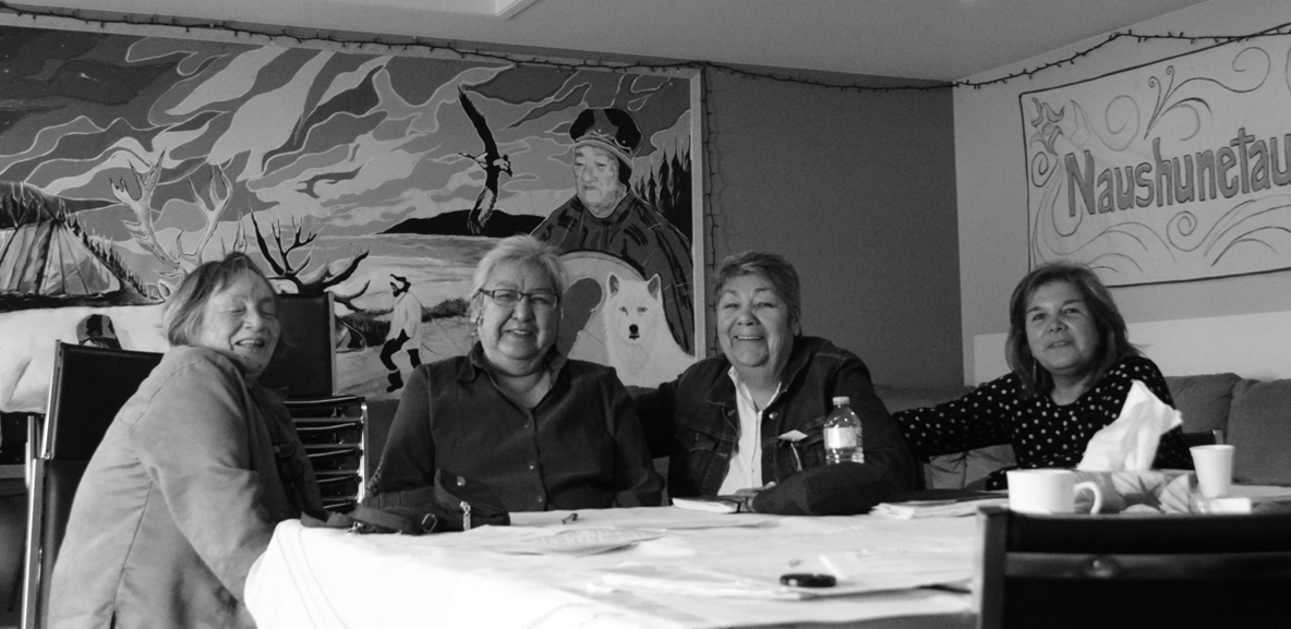 Aînées participant à un café-rencontre dans la communauté innue de Uashat Mak Maliotenam, au Québec